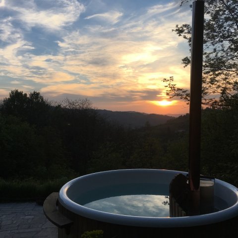 solnedgang-april-vildmarksbad-privat-feriebolig-italien
