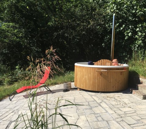 eftermiddag-afslapning-vildmarksbad-privat-pool-ferie-italien